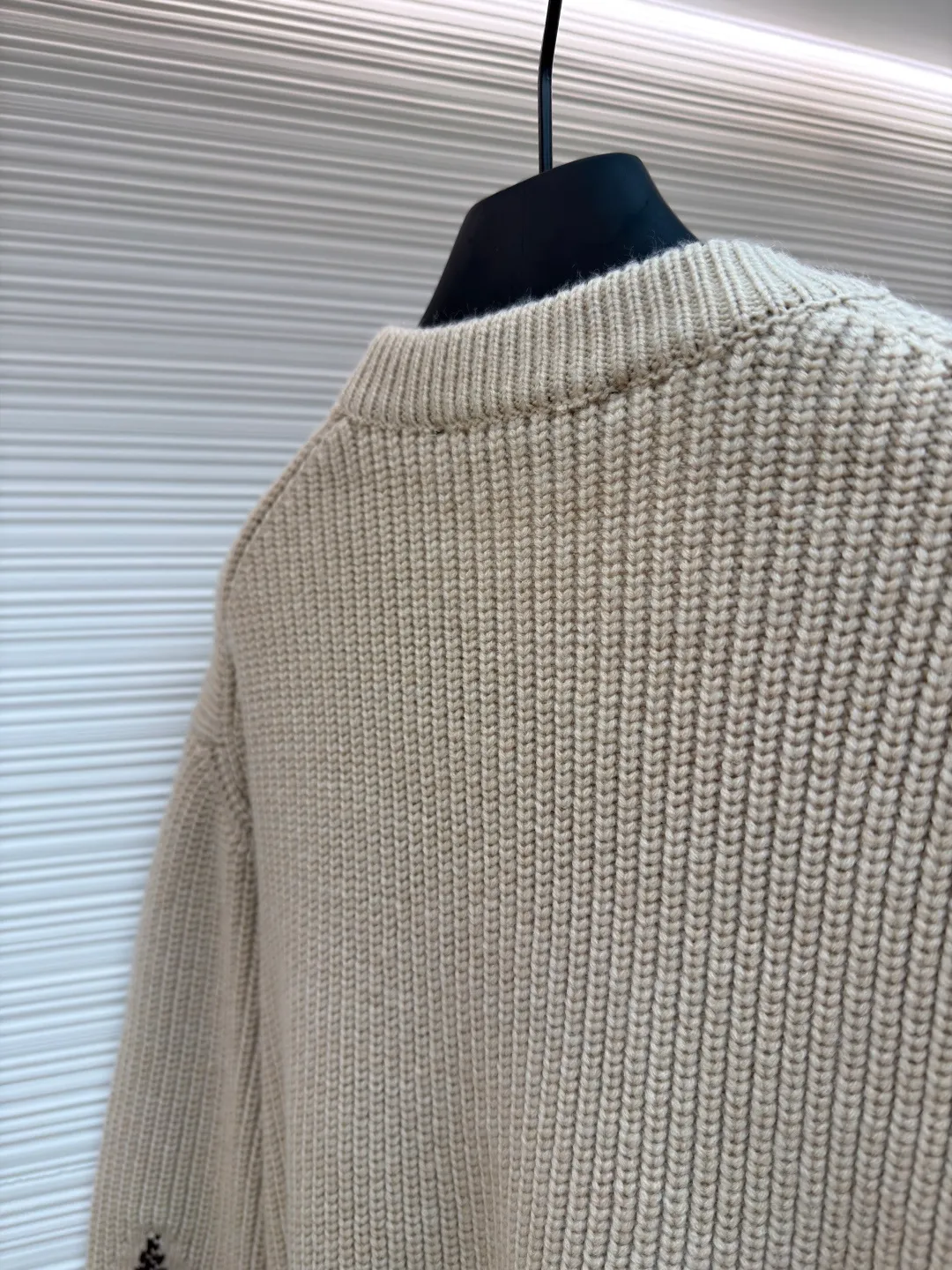 LOUIS VUITTON three-flowered crew neck sweater ●Original version: Purchased and developed for 13200 ●Item number: 1681552-B50 ●Fabric: wool blended fabric ●Technology: Knitted ●Color: Khaki ●Version: Fitted version ●Weight: about 970 grams ●Size: XS-S-M-L ●Description: The wool is made of high-quality wool yarn, one of the must-have wool materials for high-end goods. It is knitted with a Cixing 5-needle machine and a jacquard weave. Each piece takes 270 minutes per piece, parallel average speed, multi-color partial jacquard craftsmanship, and is made by an experienced master who takes 3 days to cut out the drawings. Specific three-label washing, the overall wiring is straight and delicate, the fabric is comfortable and soft, the color is consistent and there is no color difference. It can be matched with the same style to create a fashionable look, and can be used in various occasions. Customized accessories, complete with three standards, same style for men and women!